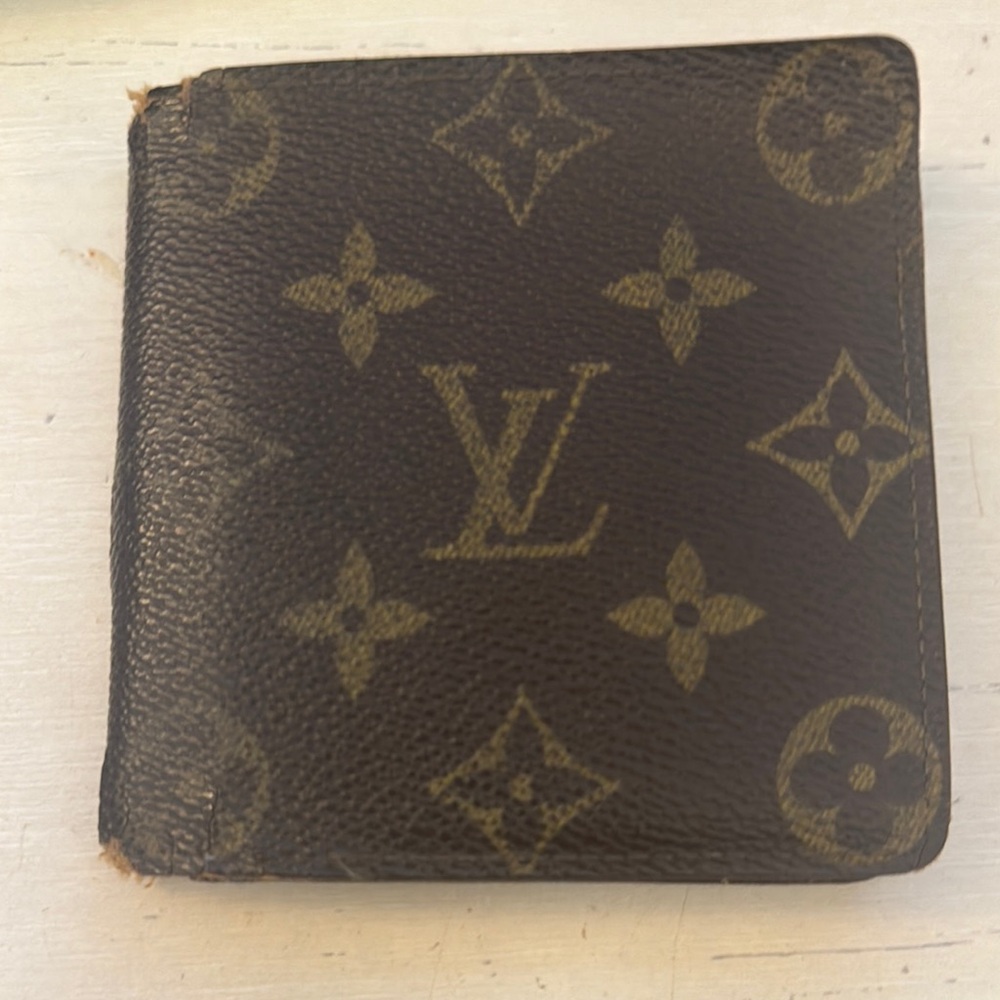 Preloved Authentic Louis Vuitton Monogram bifold wallet
